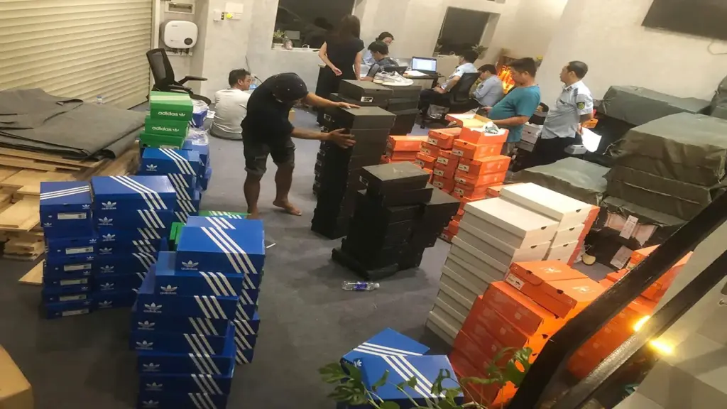 Điểm bán hàng nghìn đôi giày giả trên Shopee bị phát hiện