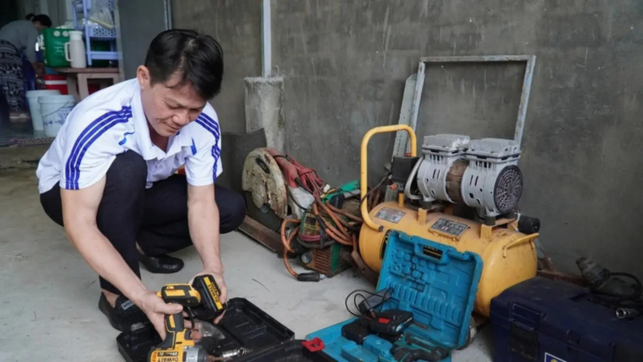 Đình chỉ điều tra vụ cựu hiệu trưởng ở Cà Mau bị tuyên 7 năm tù vì làm đồ dùng cho học sinh