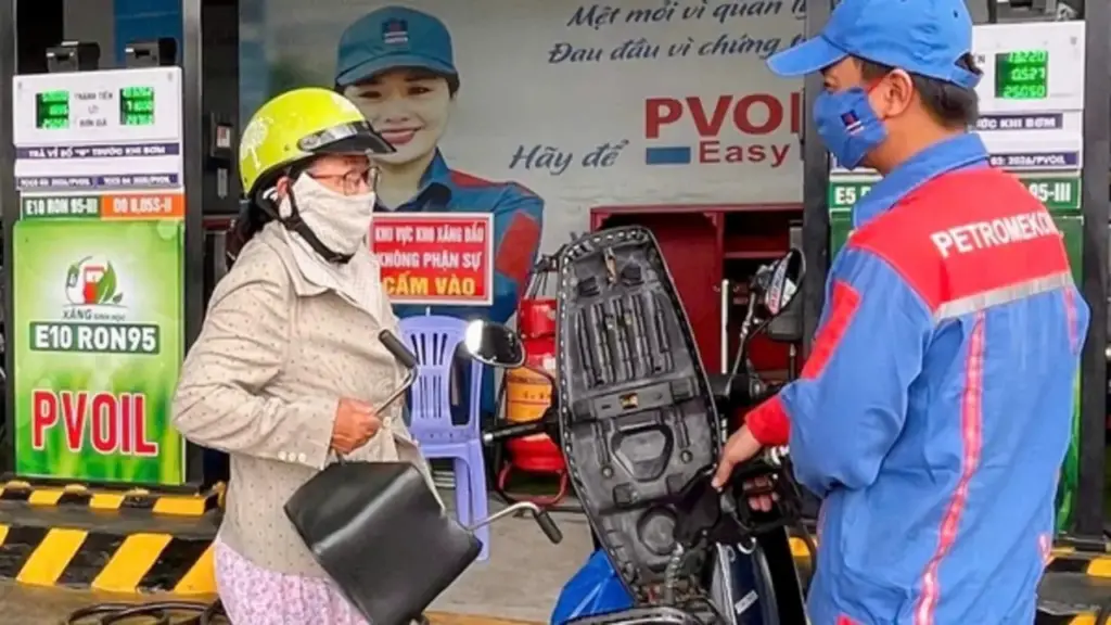 Đổ xăng E10 không cần 'lắc bình xăng'