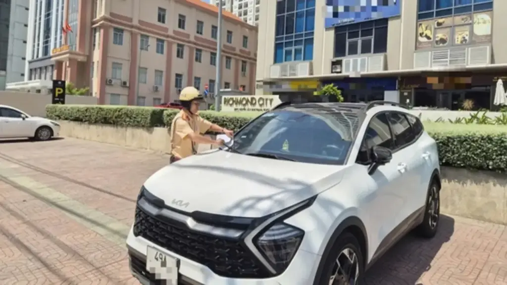 Đỗ xe trên vỉa hè chung cư, trường học: Hàng loạt người bị CSGT TP.HCM phạt nguội