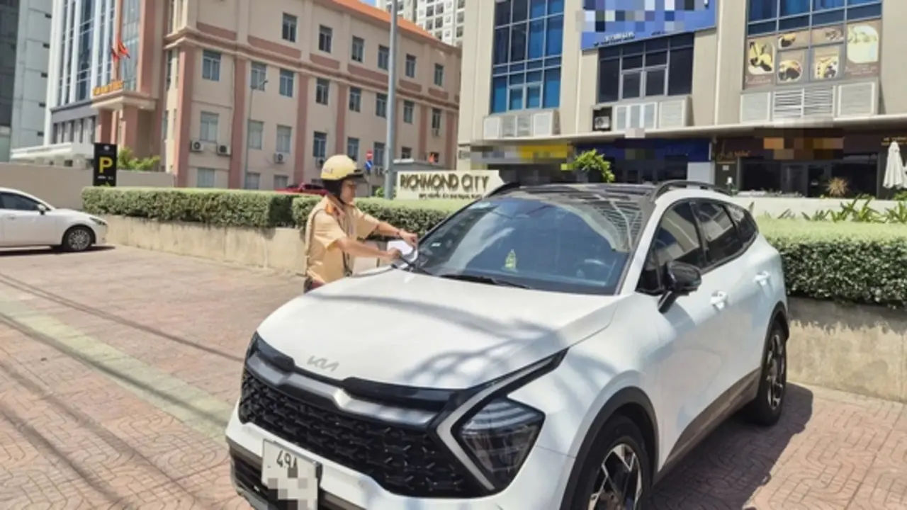 Đỗ xe trên vỉa hè chung cư, trường học: Hàng loạt người bị CSGT TP.HCM phạt nguội