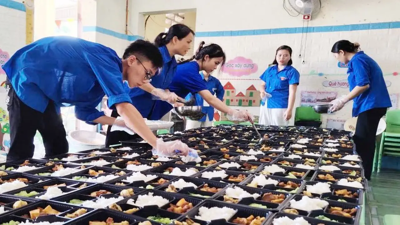 Đoàn viên xứ Nghệ mang bữa cơm yêu thương tiếp sức sĩ tử thi lớp 10