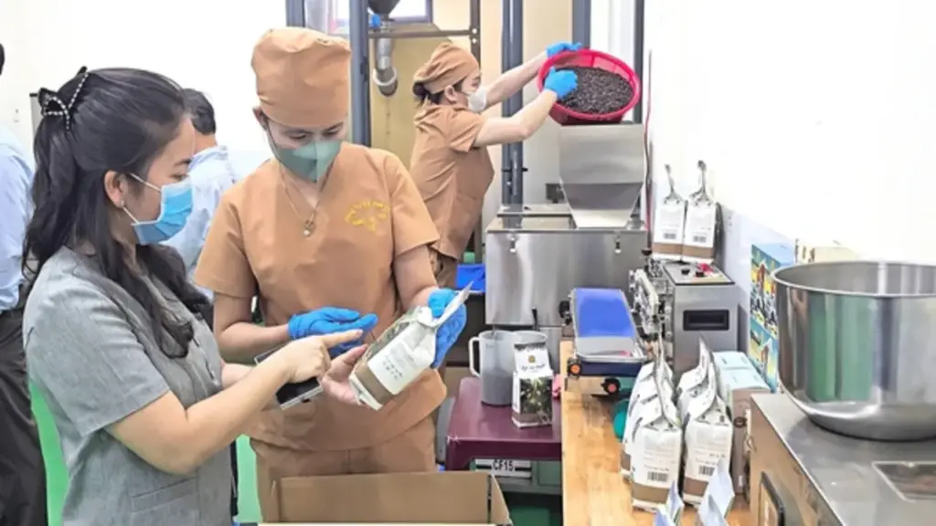 Doanh nghiệp miền Trung xoay xở trước “cơn sóng xanh”