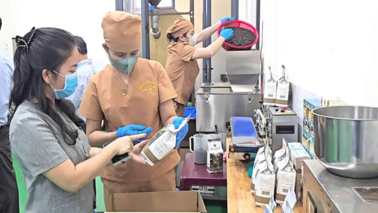 Doanh nghiệp miền Trung xoay xở trước “cơn sóng xanh”
