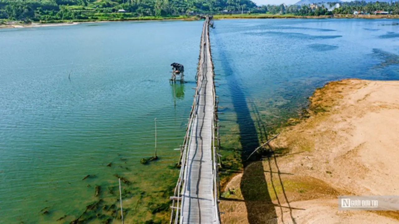 Độc đáo cây cầu gỗ dài nhất Việt Nam bắc qua sông, nối liền hai xã ở Đắk Lắk
