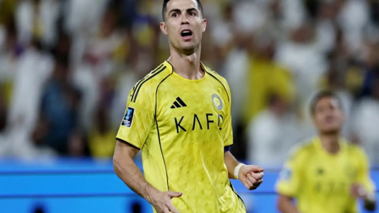 Đội Ronaldo thua sốc chung kết, nhìn Chủ tịch VFF trao cúp cho đại diện Nhật Bản
