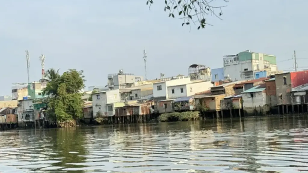 Dồn sức di dời nhà trên và ven kênh rạch