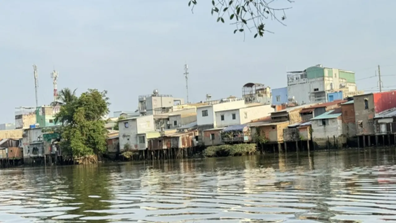 Dồn sức di dời nhà trên và ven kênh rạch