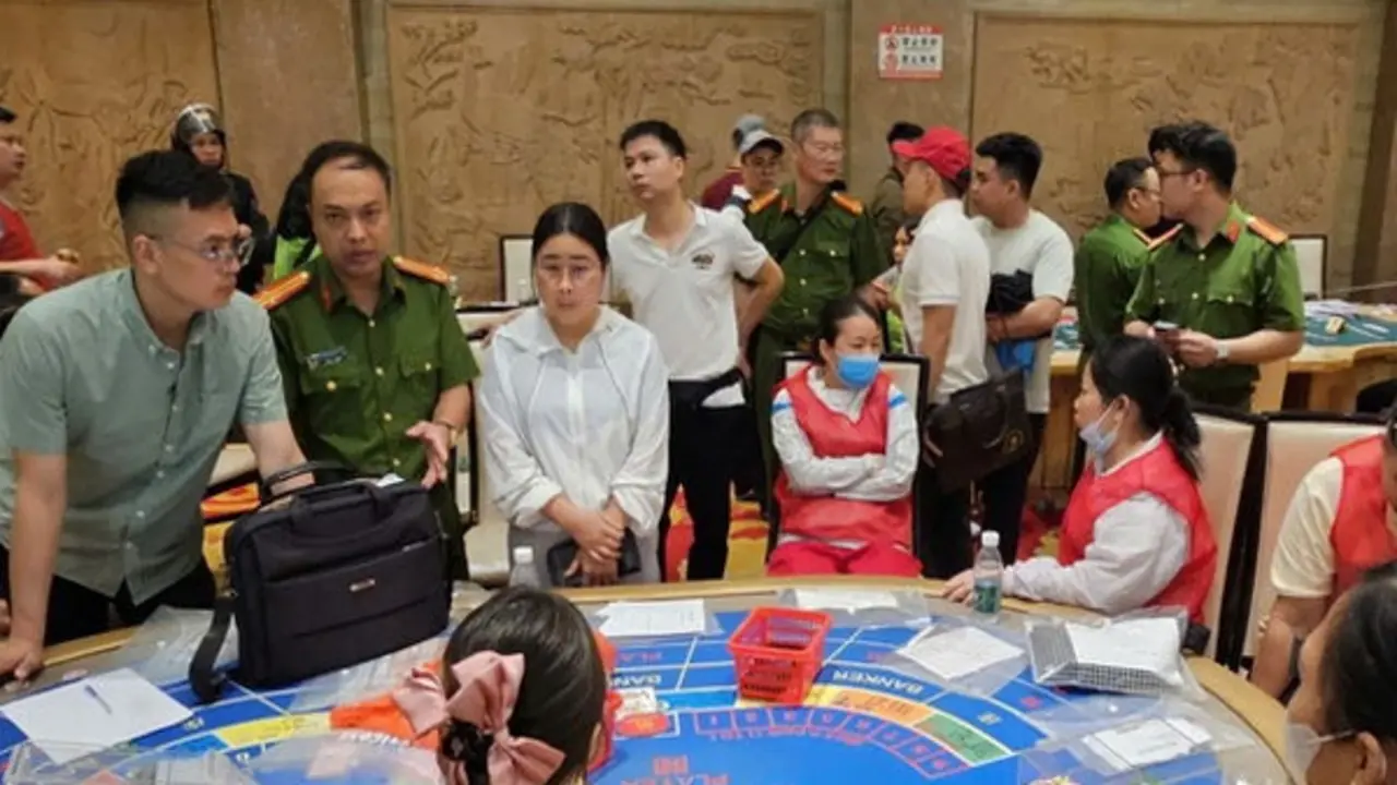 Đột kích sòng bạc "núp bóng" khu vui chơi, thu giữ hơn 300 tỷ đồng