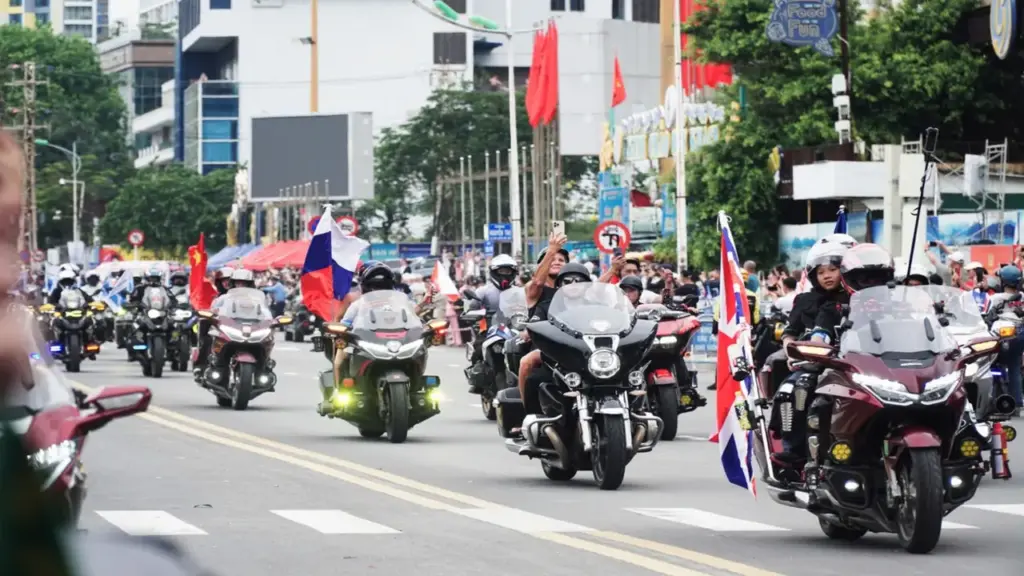 Du khách reo hò cổ vũ cả ngàn mô tô diễu hành trên cung đường biển Nha Trang