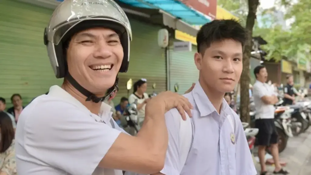Đưa con vượt 30 km thi vào lớp 10, bố bóp vai mong con viết văn thật tốt