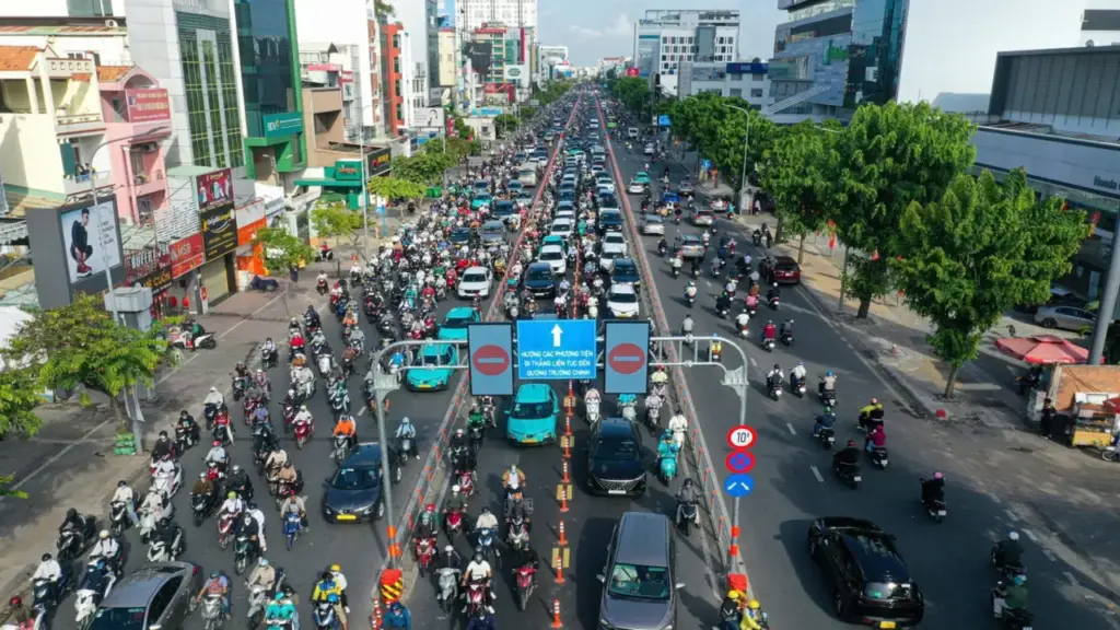 Đường Cộng Hòa thoáng hơn trong sáng đầu tuần sau 3 ngày mở làn đảo chiều