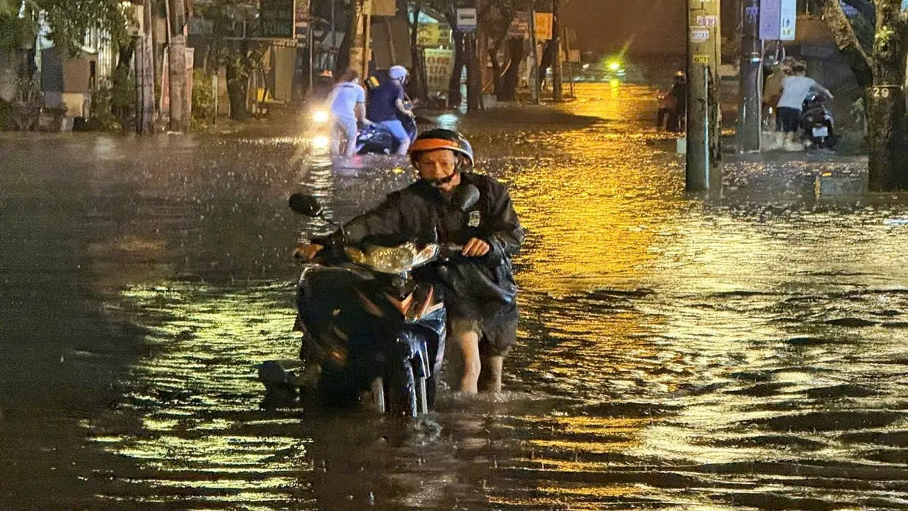 Đường ngập lênh láng, nhiều xe chết máy sau mưa lớn ở TPHCM