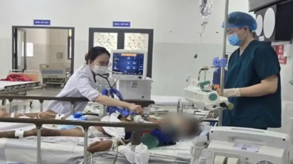 Ê kíp bác sĩ luân phiên từ đất liền cùng bác sĩ tại Côn Đảo cấp cứu thành công ca bệnh nguy kịch