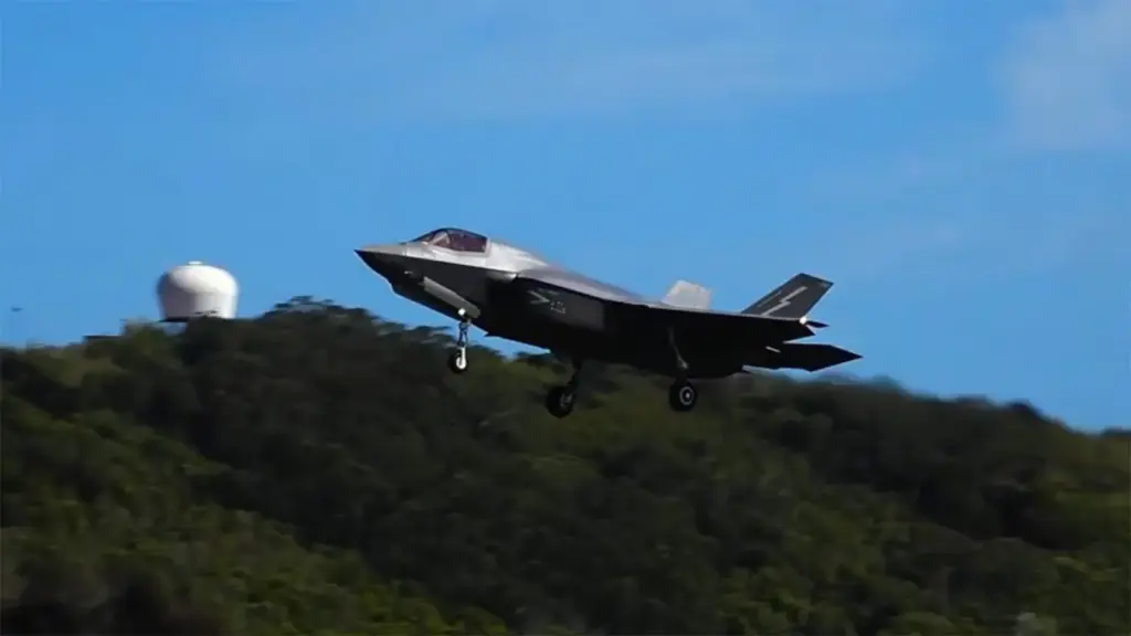 F-35 trục trặc ngay sau khi xuất xưởng, mắc kẹt giữa Đại Tây Dương