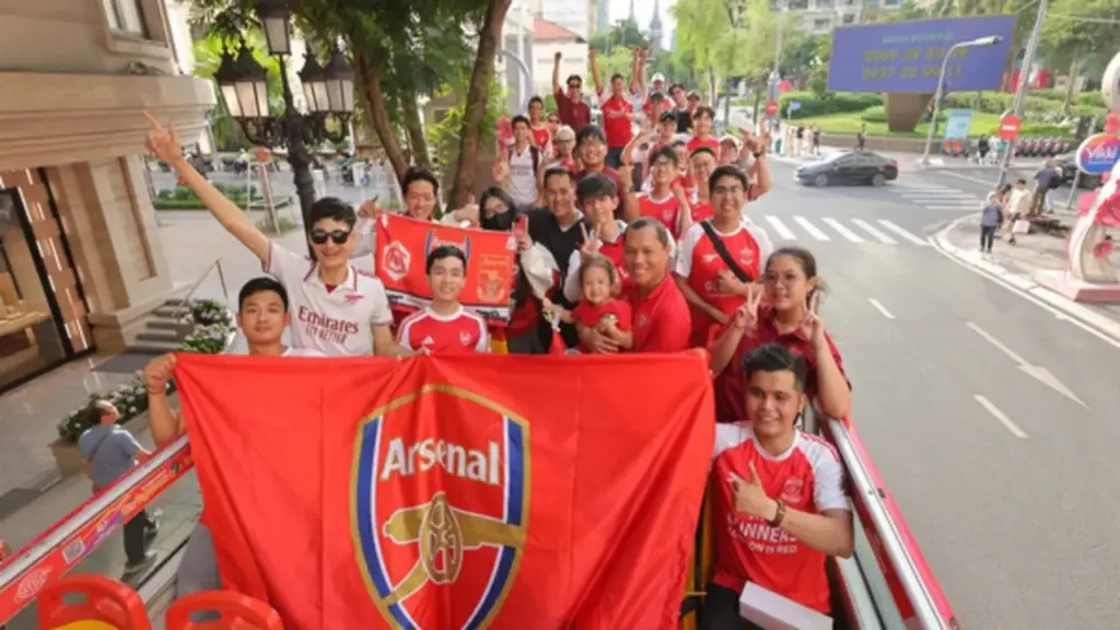 FPT Play cùng fan Arsenal ăn mừng hoành tráng sau chức vô địch Ngoại hạng Anh