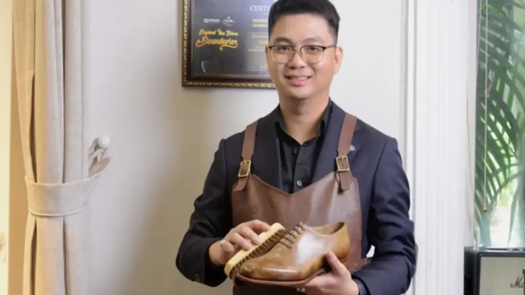 Gác bằng kỹ sư điện để đi đánh giày, chàng trai mặc vest lịch lãm nâng tầm nghề vỉa hè