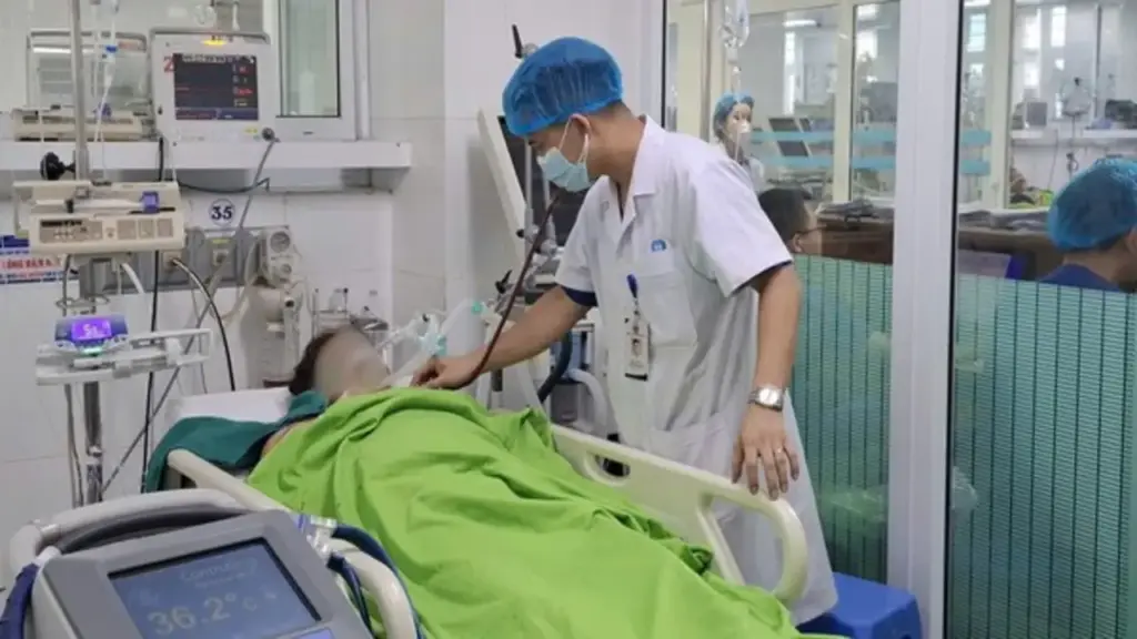 Gặt lúa giữa nắng nóng, 2 người đàn ông bị sốc nhiệt, suy đa tạng phải cấp cứu