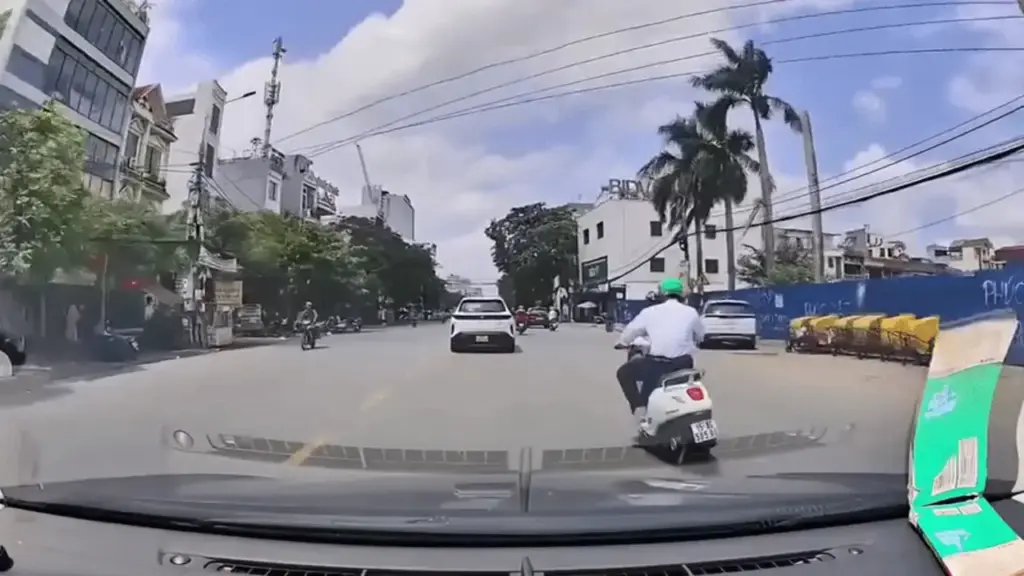 Gây va chạm nguy hiểm, cậu bé quay lại xin lỗi
