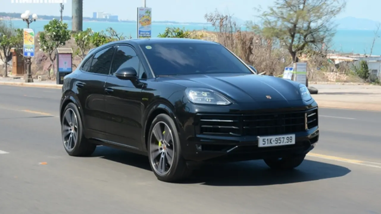 ‘Ghìm cương’ Porsche Cayenne e-hybrid giá gần 7 tỉ đồng: Nhanh, mạnh, ít ngốn xăng
