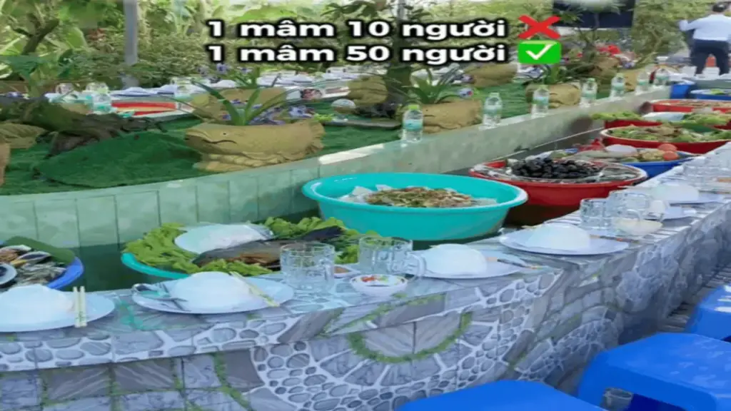 Gia đình miền Tây đãi khách ăn giỗ bằng 'băng chuyền nước'