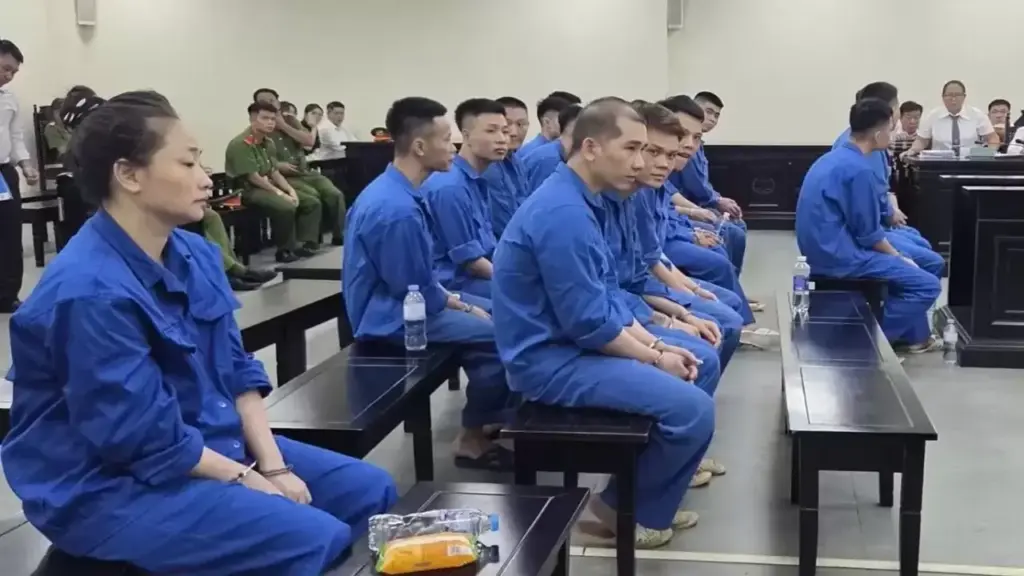 Giả 'Huấn Hoa Hồng' lừa hơn 8 tỷ đồng, hai anh em lĩnh án gần 20 năm tù
