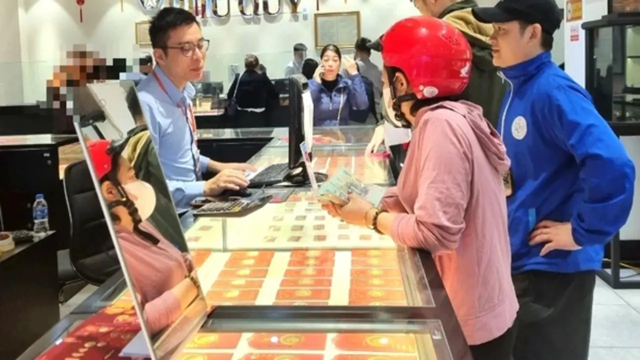 Giá vàng, bạc 'lao dốc', sẵn tiền tỉ nên đầu tư thế nào?