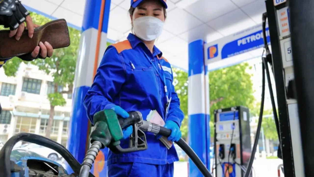 Giá xăng dầu hôm nay chiều 28/5 đồng loạt giảm, nhiều nhất gần 1.400 đồng/lít