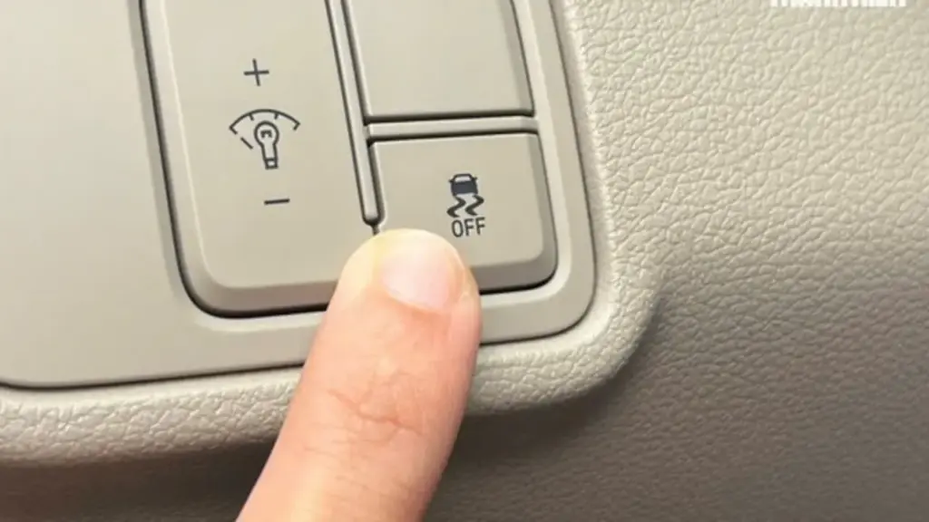Giải mã nút bấm biểu tượng ô tô trượt kèm chữ 'OFF', khi nào nên bật, tắt?