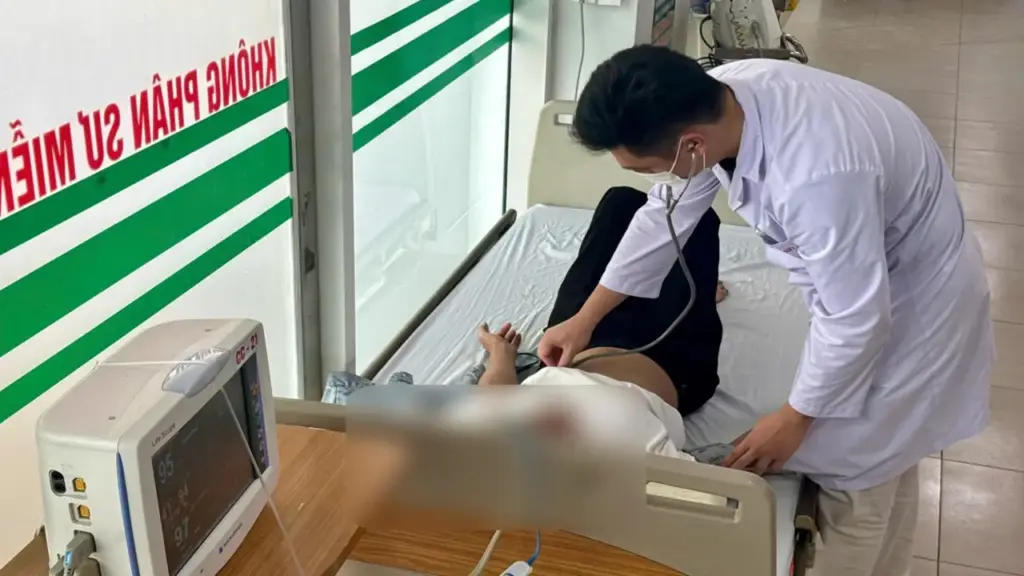Giao hàng giữa trưa nắng, shipper trẻ gặp tai nạn vì say nắng