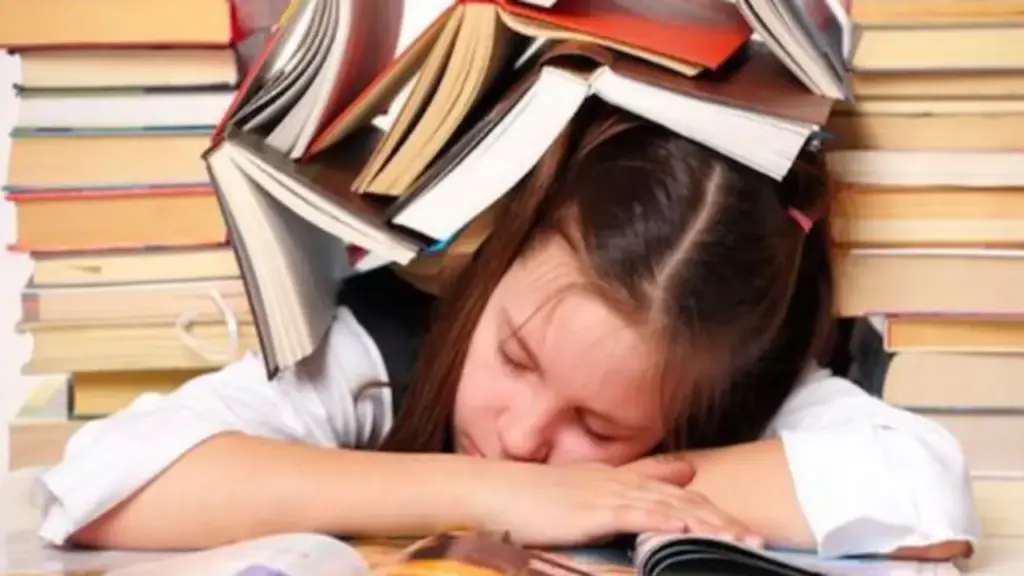"Giật mình giữa đêm vì mơ chưa làm xong bài thi": Dấu vết tâm lý kéo dài sau kỳ thi khốc liệt