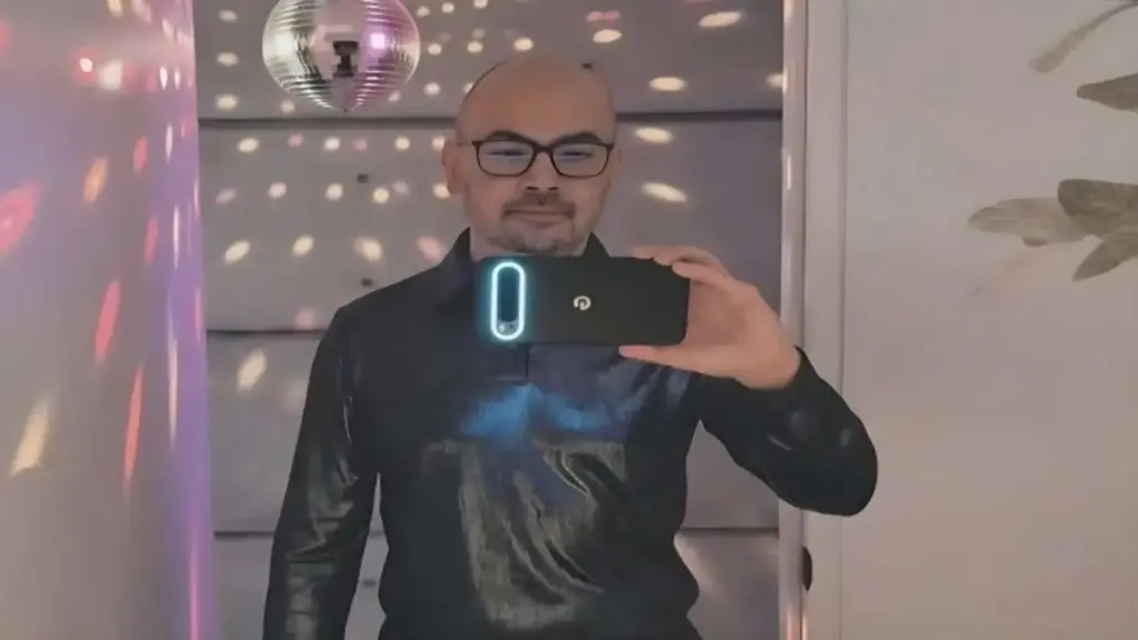 Google I/O vô tình để lộ Pixel 11 Pro với dải camera có viền LED phát sáng