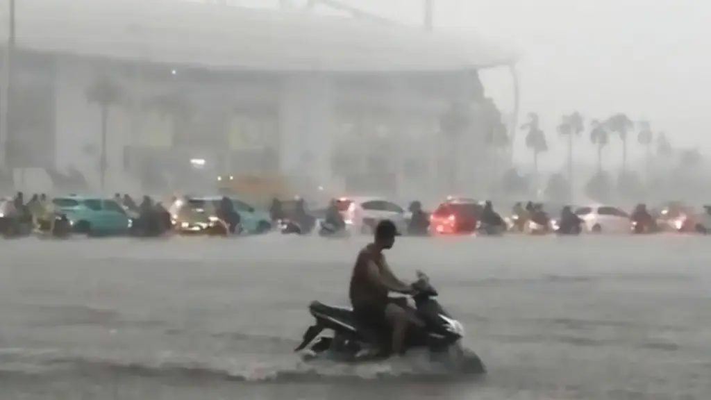 Hà Nội ngập sâu, đường phố tê liệt sau trận mưa to "trắng trời"