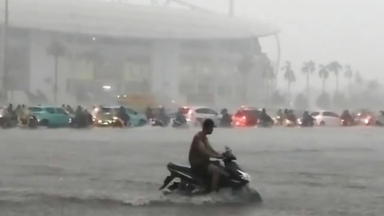 Hà Nội ngập sâu, đường phố tê liệt sau trận mưa to "trắng trời"