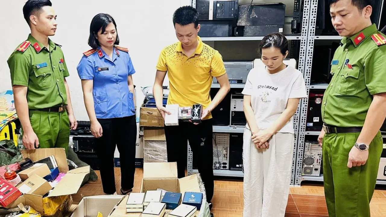 Hai chị em cầm đầu đường dây bán 100.000 chai nước hoa giả