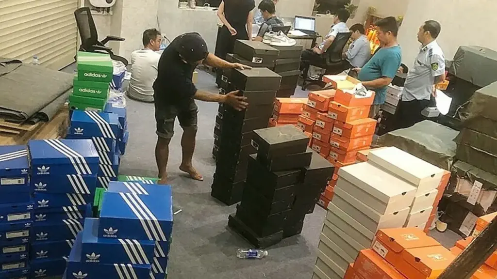 Hai đường dây bán hàng giả qua mạng thu lợi hàng tỷ đồng