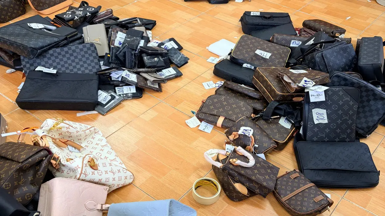 Hai đường dây hàng Chanel, Dior, Gucci, MLB giả bị triệt phá