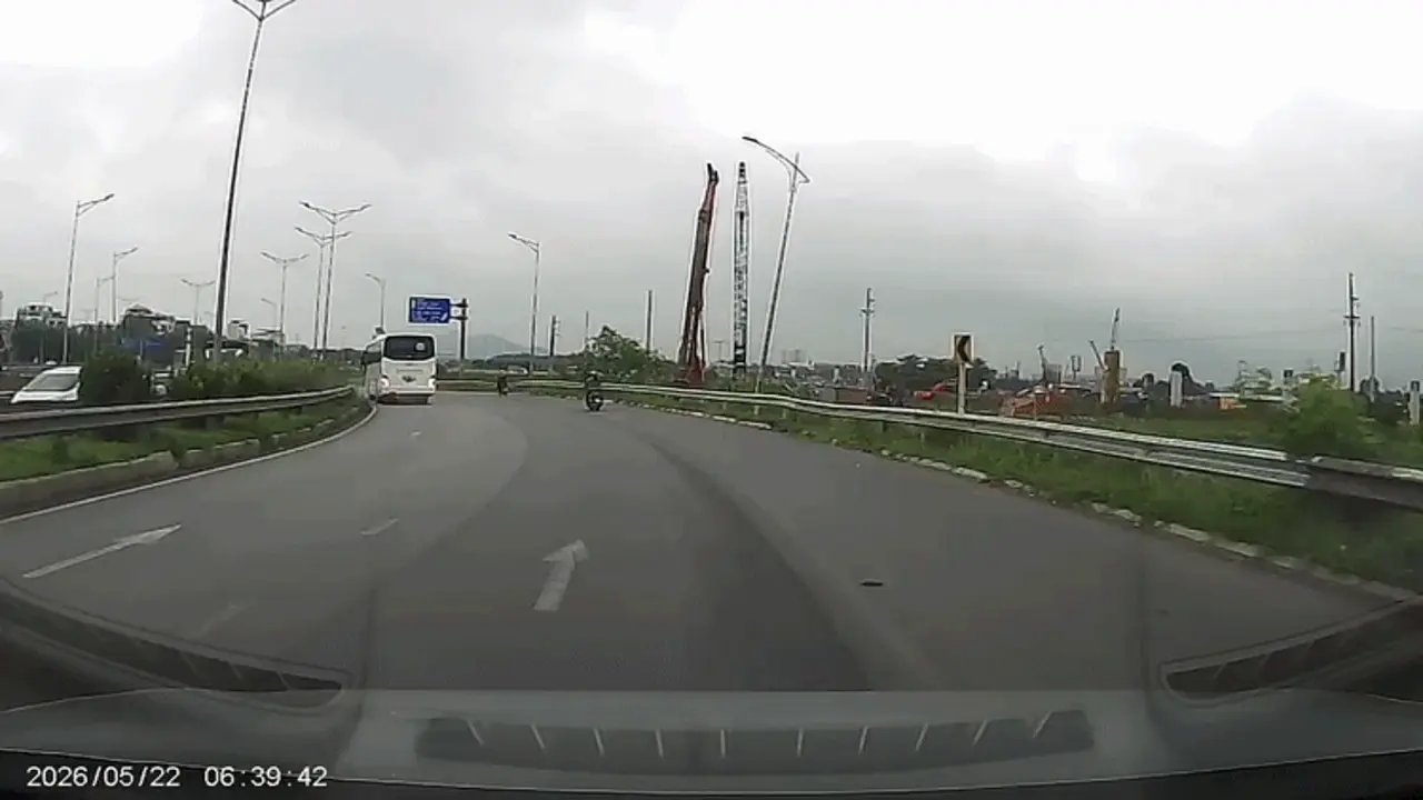 Hai học sinh 'đùa giỡn với tử thần' trên xe máy