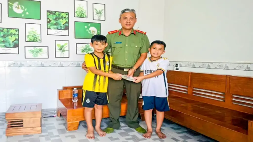Hai học sinh lớp 4 nhặt được 20 triệu đồng mang giao nộp công an