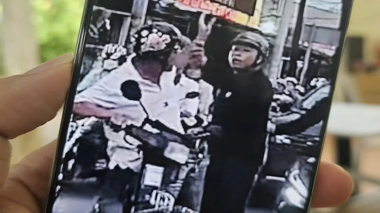 Hai người đi xe máy dừng xe đánh nhau ở TPHCM