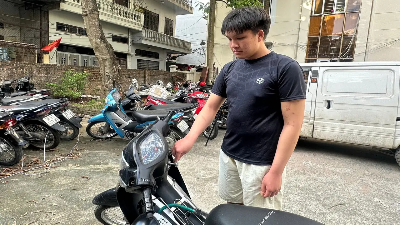 Hai người trộm xe máy ở Hà Đông, bẻ khóa trong chưa đầy một phút