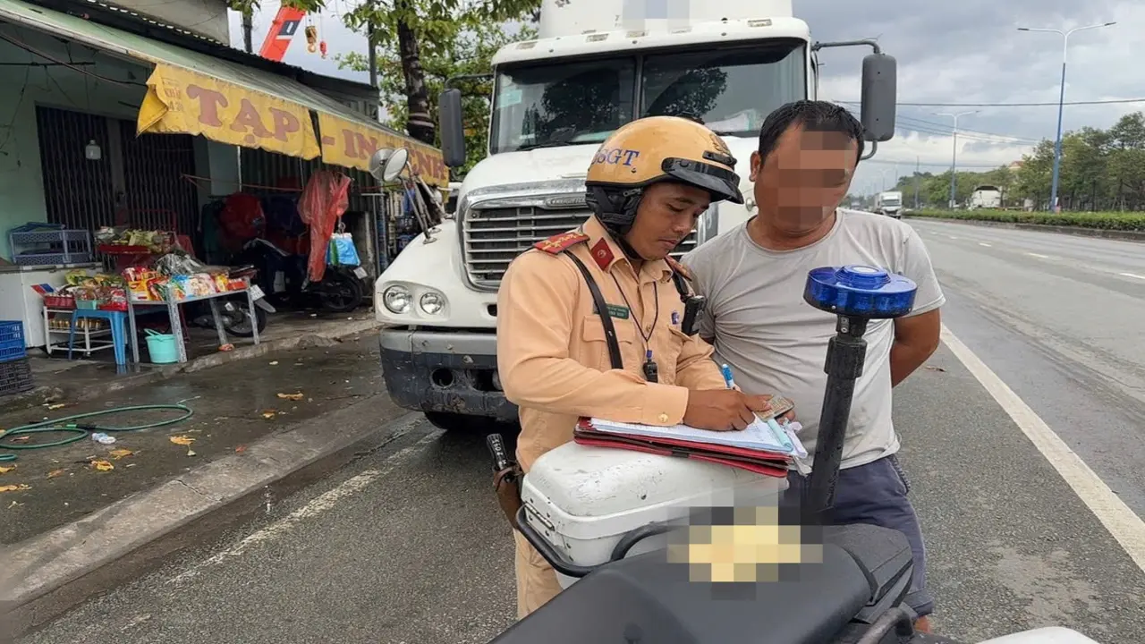 Hàng chục tài xế bị xử phạt vì đậu xe đầu kéo trên đường cấm ở TPHCM