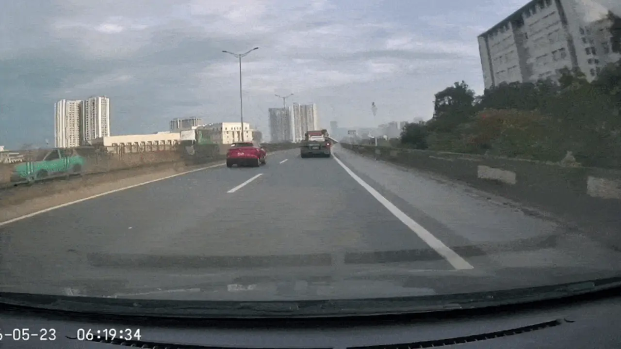 Hàng chục tấm tôn bay từ xe đầu kéo xuống đường trên cao
