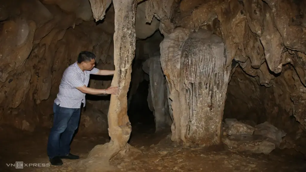 Hang động từng cất giấu vũ khí giữa núi đá Phong Nha