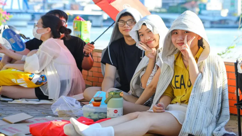Hàng ngàn người đội nắng bên bờ sông Hàn chờ khai mạc pháo hoa quốc tế
