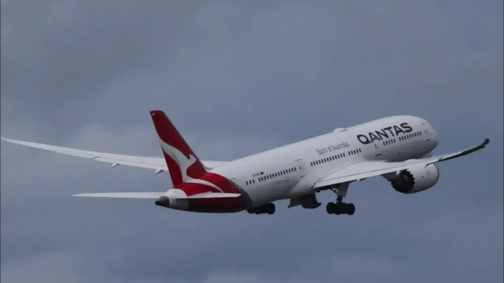 Hãng Qantas cấm bay vĩnh viễn hành khách bị cáo buộc cắn tiếp viên, đòi hút thuốc