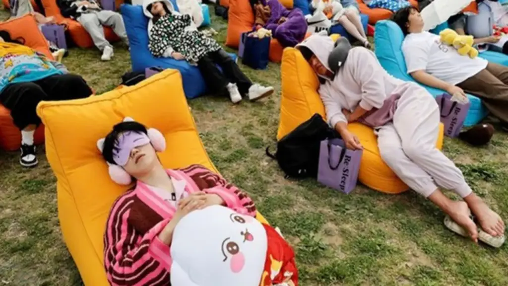 Hàng trăm người trẻ tham gia cuộc thi ngủ tại quốc gia thiếu ngủ nhất thế giới