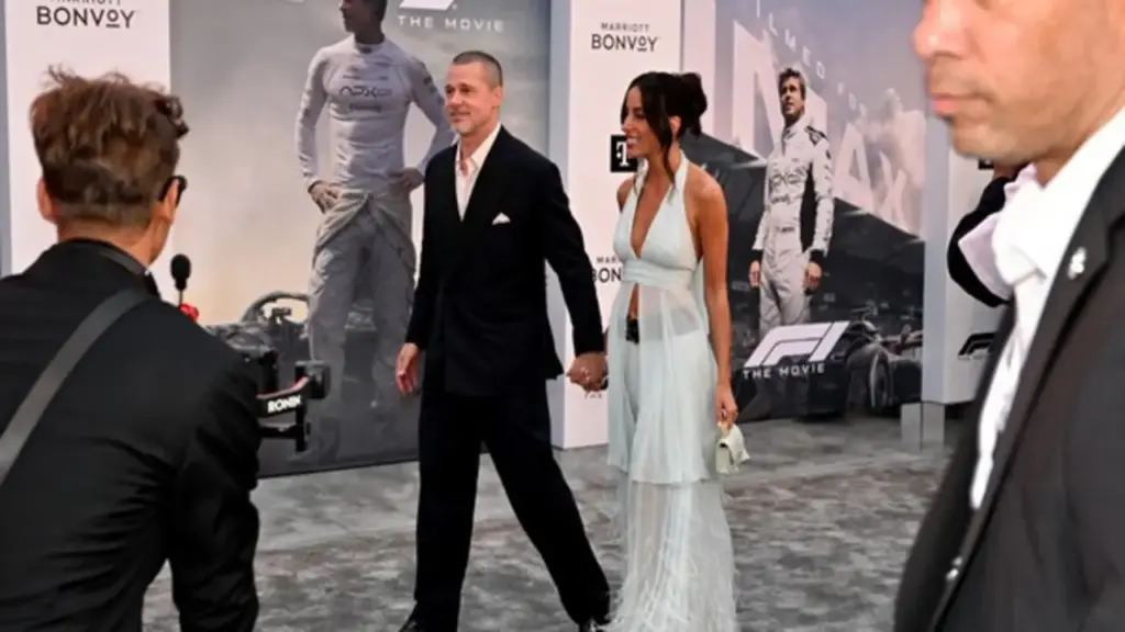 Hé lộ mối quan hệ giữa bạn gái và con riêng Brad Pitt