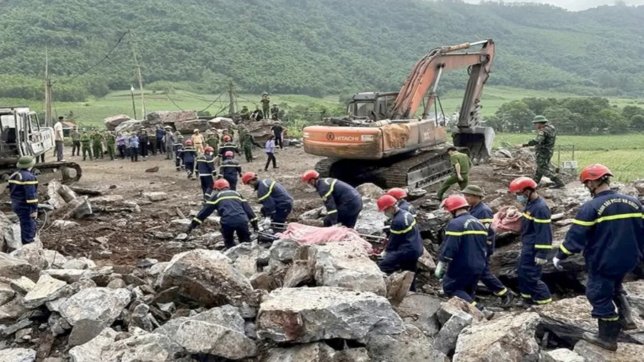 Hiện trường sập mỏ đá vùi lấp 3 công nhân ở Thanh Hóa