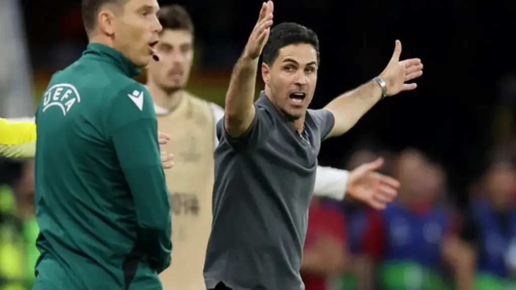 HLV Arteta bức xúc ‘Arsenal thua đau do trọng tài’, HLV Enrique ngưỡng mộ đối thủ nhưng quả quyết…